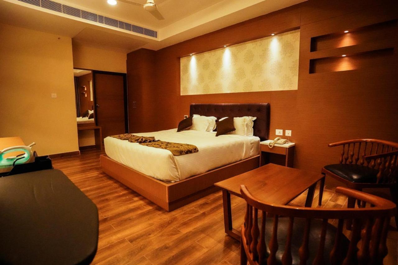 V Five Hotel Singapperumalkovil Luaran gambar